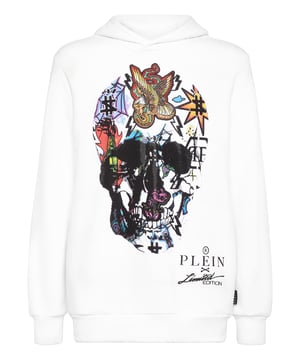 Verfraaid  Katoenen fleece unisex jogging hoodie. De iconische doodskop met strasopdruk siert het kledingstuk. Twee steekzakken. Ribgebreide zomen.