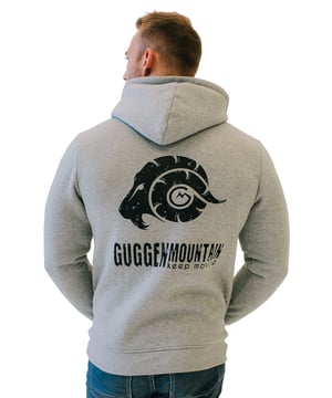 Mit diesem hochwertigen, klassischen und vollkommen zeitlosen Hoodie erlebst du den Herbst bzw. den Winter auf besondere Weise. Hier gilt: es darf gekuschelt werden! Dank der komfortablen Fleece-Fütterung musst du mit diesem besonderen Accessoire sicherlich nicht mehr frieren. Das Material fühlt sich gleichzeitig sehr komfortabel und angenehm auf der Haut an und hilft bestimmt auch Sommerfans dabei, die kälteren Monate lieben zu lernen. Die hohe Qualität wird hier zudem durch einen hohen Baumwollanteil unterstrichen. Letzterer sorgt gleichzeitig auch dafür, dass mit Hinblick auf die Pflege und Reinigung keine Wünsche offenbleiben. Ein besonders alltagstauglicher Hoodie also, der in deinem Portfolio auf keinen Fall fehlen darf! Ein kleines optisches Highlight stellt auch die durchgängige Fronttasche dieses Oberteils dar. Egal, ob du hierin deine Hände verschränken oder kleinere Gegenstände wie Schlüssel und Co. transportieren möchtest: hier ist vieles möglich!

Eigenschaften:
?Hochwertige GUGGEN Mountain Qualität - Der Herren Kaputzenpullover mit Fleece-Innenseite vermittelt ein äußerst angenehmes natürliches warmes Tragegefühl für ein unübertroffenen Tragekomfort

PASSFORM: Regular Fit - unser Model ist 1,80 m groß und trägt die Größe L. Wenn du es gewöhnlich lieber etwas luftig hast, dann bestell im Zeifel eine Nummer größer.

Modellnummer: H02

Kaputzenpulli ist dank des hohen Baumwollanteil und weichen Materialqualität sehr angenehm zu tragen. Dieser Pulli sieht stylisch aus egal ob mit Jeans, Chino oder Jogginghose kombiniert. Er sollte in keinem Portfolio fehlen.

Das Herren Freizeit- und Funktions-T-Shirt für Männer die sich von dem ansprechenden modernen und trendigen Design der Marke GUGGEN MOUNTAIN begeistern lassen wollen.

MATERIALZUSAMMENSETZUNG: 80% Baumwolle, 20% Polyester