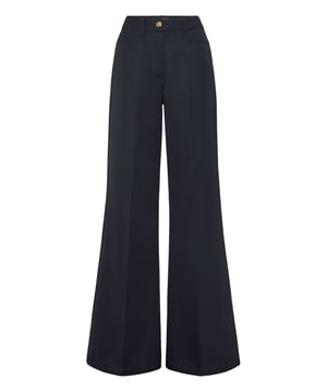 La elegancia de los pantalones palazzo es indiscutible. Vea este modelo diseñado para la nueva temporada.   Mezcla de gabardina de lana   Un solo botón metálico   Bolsillos delanteros de carrettera   Bolsillos traseros de parche   Insignia metálica con logotipo cosida en la parte trasera