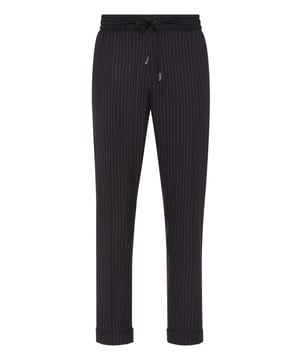 Revolucione sus conjuntos más formales con un toque de ropa deportiva. Le sugerimos estos pantalones de franela elástica. Eche un vistazo a sus características distintivas.  Tejido de franela a rayas diplomáticas  Las icónicas letras de la marca bordadas sobre el bolsillo trasero derecho  Un solo botón en la cintura elástica con cordón de ajuste con extremos metálicos  Bolsillos con aberturas  Puños con vuelta