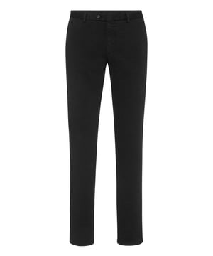 Elegantes y versátiles, estos pantalones chinos de Philipp Plein están pensados para pasar de salidas informales a looks elevados con facilidad. Combínalos con una camisa fresca o una camiseta gráfica para un estilo sin esfuerzo.   El corte chino entallado ofrece una silueta limpia y moderna.   La mezcla de algodón elástico ofrece comodidad y flexibilidad   Diseño minimalista con sutiles detalles de lujo   Estructura ligera ideal para vestir a capas durante todo el año   Un básico de armario con un toque refinado