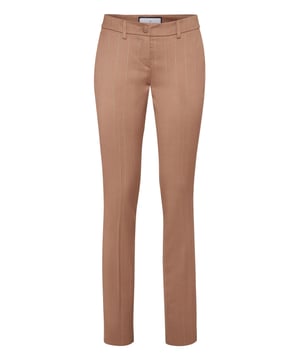 Confeccionados con precisión y refinados con sutiles rayas, estos pantalones chinos combinan una estructura atemporal con un toque elegante y contemporáneo.   Combínalos con americanas o camisetas en contraste para vestir de día o de noche.   El corte de pierna recto y limpio favorece con pulida facilidad   Sutil estampado a rayas que añade dimensión y sofisticación   El tejido elástico garantiza la comodidad con un acabado estructurado   Diseñado para una elegancia moderna con versatilidad para el día a día