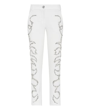Die Eleganz einer klassischen Hose wird durch glitzernde Details verstärkt. Sehen Sie sich dieses für die neue Saison entworfene Modell an.   Stretch-Polyester-Cady   Strassbesetztes Design an beiden Beinen   Einzelner Juwelenknopf aus Metall   Schlitztaschen   Figurbetont