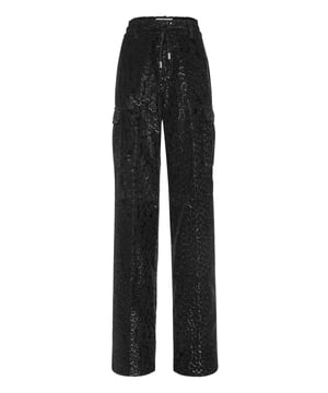 Si quiere ser original, le recomendamos estos pantalones cargo de seda flocada con detalles únicos. Descubra más.                                                                Tejido de seda flocada   Dos bolsillos de fuelle   Insignia metálica con logotipo cosida en el bolsillo trasero derecho   Cintura con cordón de tope y un solo botón metálico   Ajuste: Cargo
