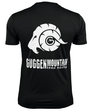 Dit functionele shirt is de perfecte keuze voor alle amateur- en professionele sporters die willen genieten van de perfecte mix van hoog ademend vermogen en maximale bewegingsvrijheid. Hier wordt niet alleen aan modieuze, maar ook functionele eisen op hoog niveau voldaan. Ervaar hoe eenvoudig u uitstekend draagcomfort kunt combineren met aantrekkelijke mode en integreer deze allrounder in uw sportieve portfolio. U profiteert niet alleen van de hoogwaardige afwerking en het comfortabele materiaal, maar ook van de snelle droging en het lichte gewicht van dit accessoire. Dankzij de vele positieve eigenschappen is dit functionele shirt niet alleen geschikt voor wandeltochten, maar kan het ook uitstekend worden gebruikt bij hardlopen, joggen, bergbeklimmen en bijna alle andere sporten. Het vrijkomende zweet wordt optimaal geabsorbeerd en het draagcomfort neemt toe, ook bij warmere temperaturen.

Eigenschappen: Hoogwaardige GUGGEN Mountain-kwaliteit - Het functionele herenshirt droogt supersnel en zorgt voor een uiterst aangenaam, natuurlijk gevoel en ongeëvenaard comfort.
Het GUGGEN Mountain Cool Dry System voert zweet af van het lichaam en zorgt voor maximaal comfort.
100% polyester
Onderhoudsinstructies: 30 C

Het fitness functionele T-shirt is bijzonder geschikt voor buitenactiviteiten zoals hardlopen, wandelen, bergbeklimmen, klimmen, fietsen, maar ook voor yoga en allerlei fitnesstrainingen.

Het vrijetijds- en functionele T-shirt voor heren die zich willen laten inspireren door het aantrekkelijke, moderne en trendy design van het merk GUGGEN MOUNTAIN.

PASVORM: Normale pasvorm - ons model is 1,80 m lang en draagt ​​maat L. Als u de voorkeur geeft aan een lossere pasvorm, bestel dan bij twijfel een maat groter. Het ademende performance T-shirt is gemaakt van 100% polyester.