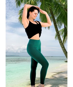 GUGGEN Mountain-legging - LL77
Met deze leggings combineer je comfortabel dragen met een tijdloos, innovatief design voor tijdens het sporten, wandelen of in je vrije tijd.

De hoge elasticiteit danken wij aan functionele materialen als elastaan ​​en polyamide. Deze zorgen niet alleen voor een figuurcorrigerende pasvorm, maar maken de leggings ook bijzonder ademend en snel drogend.

Highlights van de leggings, zoals de push-up ""Po"" snit en de hoge tailleband, beloven je een prachtig gevormd silhouet dat een lust voor het oog is.

Voor optimaal comfort zijn onze leggings naadloos afgewerkt en hebben ze zo min mogelijk naden.

Van sportief blauw tot subtiel zwart: iedere klant vindt hier zijn favoriete kleur. Maar ook op koudere dagen kun je de leggings perfect combineren met een van onze dameshoodies.

Kenmerken:
88% polyamide, 12% elastaan?
Wasvoorschriften: Machinewas