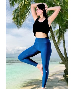 GUGGEN Mountain-legging - LL77
Met deze leggings combineer je comfortabel dragen met een tijdloos, innovatief design voor tijdens het sporten, wandelen of in je vrije tijd.

De hoge elasticiteit danken wij aan functionele materialen als elastaan ​​en polyamide. Deze zorgen niet alleen voor een figuurcorrigerende pasvorm, maar maken de leggings ook bijzonder ademend en snel drogend.

Highlights van de leggings, zoals de push-up ""Po"" snit en de hoge tailleband, beloven je een prachtig gevormd silhouet dat een lust voor het oog is.

Voor optimaal comfort zijn onze leggings naadloos afgewerkt en hebben ze zo min mogelijk naden.

Van sportief blauw tot subtiel zwart: iedere klant vindt hier zijn favoriete kleur. Maar ook op koudere dagen kun je de leggings perfect combineren met een van onze dameshoodies.

Kenmerken:
88% polyamide, 12% elastaan?
Wasvoorschriften: Machinewas