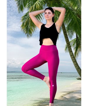 GUGGEN Mountain-legging - LL77
Met deze leggings combineer je comfortabel dragen met een tijdloos, innovatief design voor tijdens het sporten, wandelen of in je vrije tijd.

De hoge elasticiteit danken wij aan functionele materialen als elastaan ​​en polyamide. Deze zorgen niet alleen voor een figuurcorrigerende pasvorm, maar maken de leggings ook bijzonder ademend en snel drogend.

Highlights van de leggings, zoals de push-up ""Po"" snit en de hoge tailleband, beloven je een prachtig gevormd silhouet dat een lust voor het oog is.

Voor optimaal comfort zijn onze leggings naadloos afgewerkt en hebben ze zo min mogelijk naden.

Van sportief blauw tot subtiel zwart: iedere klant vindt hier zijn favoriete kleur. Maar ook op koudere dagen kun je de leggings perfect combineren met een van onze dameshoodies.

Kenmerken:
88% polyamide, 12% elastaan?
Wasvoorschriften: Machinewas