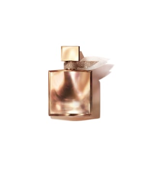 Unser erstes holziges Iris-Parfum wurde von zwei renommierten französischen Parfümeuren exklusiv für Lancôme kreiert. Der sinnliche Duft von La vie est belle LExtrait Eau de Parfum ist eine elegante und opulente Neuinterpretation des ikonischen La vie est belle Eau de Parfum. Die betörende, florale Herznote aus Damaszener Rose vereint sich mit unserer unvergleichlichen Iris Pallida. Ein kraftvolles und doch sanftes Duett, das durch die Tiefe des Oud-Akkords verstärkt wird. Dieser einzigartige Duft präsentiert sich in einem neu gestalteten, goldenen Flakon, der das ikonische La vie est belle kristallene Lächeln nochmal ganz neu aufgreift.