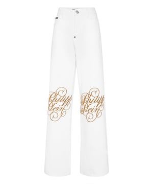 Estilo y orginalidad con estos pantalones vaqueros de 5 bolsillos de corte básico y preciosos detalles. Descubra más.                                                                Denim   Lavado usado   Bordados a la altura de la rodilla   Parche con logotipo cosido en el bolsillo trasero derecho   Un solo botón metálico   Ajuste: Skater