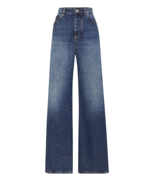 You want to stand out? Then, we suggest these stone washed denim 5 pocket pants with unique and precious details. Find out more.                                                                Stone washed denim    Logoed leather label sewn on the back of the waistband   Metal jewel single button   Fit: Skater