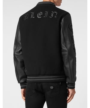 Ergänzen Sie Ihre Garderobe um etwas Einzigartiges und Unverwechselbares. Wir empfehlen diese Uniformjacke aus Wolle und Nappa.    Wollstoff und Leder mit Hirschprint bilden einen schönen Kontrast    Stickerei und Lederpatches auf der Vorderseite und den Ärmeln    Facettierte Metallmarke auf der Passe    Druckknöpfe    Rippenstrick, Spitzsäume    Satinfutter mit Rautensteppung