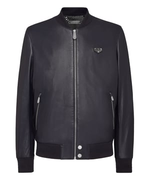 Dürfen wir Ihnen einen zeitgenössischen Stil vorschlagen   unsere weiche Bomberjacke aus Nappa.   Ein Markenelement auf der linken Brust   Reißverschluss   Reißverschlusstaschen   Rippstrickkragen und -säume