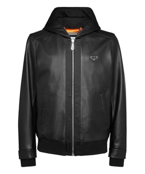 Te proponemos un estilo contemporáneo con esta cazadora bomber con capucha de suave napa y satén. Mira los detalles.   Napa suave con detalles de satén mate en la capucha y la tapeta   Hexágono de PP en un parche de piel saffiano cosido en el pecho izquierdo   Cierre de cremallera   Dos bolsillos con aberturas y botón de presión oculto   Dobladillos de punto elástico   Forro interior ligeramente acolchado.