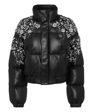 con cristales  La ropa de abrigo se une a la opulencia en este puffer de piel con adornos de cristal: confeccionado para deslumbrar en el frío, es la capa definitiva para un estilo invernal de lujo.    Confeccionado en flexible piel de cordero para una textura rica y pulida.   Los detalles de cristal añaden un glamour y un brillo de alto impacto   El relleno de plumón de ganso garantiza calidez y volumen ligeros   La silueta recortada equilibra la audacia con la feminidad   Una fusión espectacular de funcionalidad y estilo lujoso