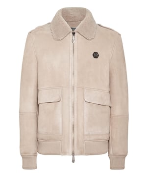 Descubra el estilo de Plein con esta chaqueta de piel de oveja. Eche un vistazo a sus detalles distintivos.   Piel de oveja   Cuello camisero de piel de oveja   Charreteras cosidas en los hombros   Hexágono de PP en un parche de piel saffiano cosido en el pecho izquierdo   Cierre de cremallera   Dos bolsillos con solapa   Dobladillos de punto elástico   Sin forro