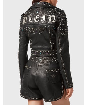Tachuelas  Libere su espíritu rockero y explore nuevos looks con el perfecto de cuero que hemos diseñado para esta temporada. Fíjese en los detalles.   Piel suave con efecto vintage   Plein gótico metálico aplicado en la parte trasera   Tachuelas de metal y strass de colores   Correa con botón de presión   Cierre de cremallera metálica en la parte delantera, los puños y los bolsillos   Forro de tejido moteado acolchado con rombos