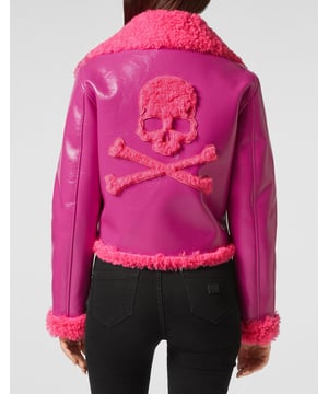 Entdecken Sie den Stil von Plein mit diesem besonderen Perfecto aus Kunstfell. Schauen Sie sich die charakteristischen Details an.    Schafsfellimitat    Pelz-Skull&Bones auf dem Rücken    Reißverschlüsse auf der Vorderseite und an den Taschen    Pelzbesatz am Ende