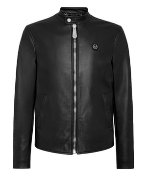 Añada un poco de estilo a su outfit. Le proponemos esta cazadora motera de napa suave   Napa   Cuello abotonado   Hexágono PP en un parche de cuero saffiano cosido en el pecho izquierdo   Cierre de cremallera metálica en la parte delantera y los puños   Bolsillos con aberturas y botón de presión oculto   Forro de satén acolchado