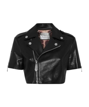 Añada un toque gótico-rock a su look con esta cazadora biker de manga corta en napa suave.   napa   Charreteras   Cierre de cremallera en la parte delantera, puños y bolsillos.   Botones de presión metálicos con logotipo   Forro de tela moteada Ajuste recortado