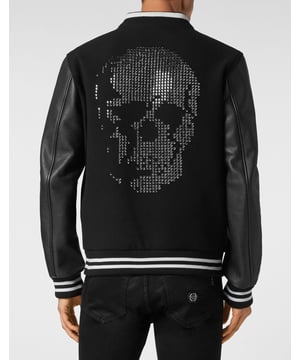 Verfraaid  Voeg iets unieks en onderscheidends toe aan je garderobe. Wij adviseren dit varsity jack van wol en nappa.   Wollen stof en leer met hertenprint zorgen voor een mooi contrast   De strass Skull op de rug   PP Hexagon op een saffiaan lederen patch is genaaid op de linkerborst   Drukknopen   Ribgebreid, stippen aan de zomen   Ruit gewatteerde satijnen voering