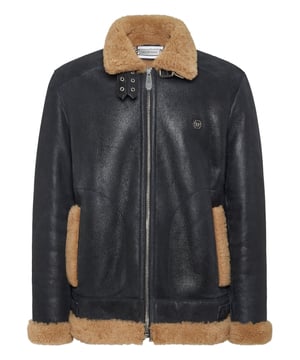 Discover the style of Plein with this sheepskin jacket. Check out its distinctive details.   Sheepskin with fur trim finish   Schafsfell shirt collar with two leather straps   Schafsfell Skull&Bones on the back   PP Hexagon Logo on a saffian leather patch sewn at left chest   Zip fastener   Two slit pockets with stitched outline   Two side straps on bottom hem   Unlined