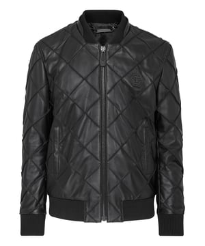 Gracias al mágico toque de Philipp Plein, esta clásica bomber de piel se convierte definitivamente en una prenda con personalidad. Las costuras en contraste hacen de ella una prenda única. Logotipo hexagonal en el canesú. Cierre de cremallera y dos bolsillos insertados. Bordes de canalé. Forro interior con las letras de la firma estampadas en toda la prenda.