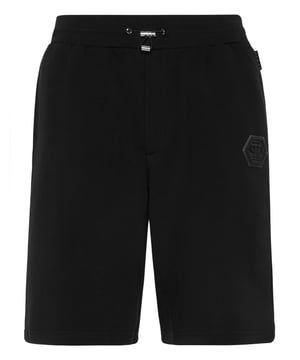 Entdecken Sie die Originalität dieser Jogginghose aus Baumwollfleece, die mit einzigartigen Details verziert ist.   Baumwollfleece-Mischung   Stickerei am linken Bein   Gedruckte Muster   Aufnäher mit Logo   Schlitztaschen   Gerippter Bund mit Stopp-Kordelzug   Rippstrickbündchen