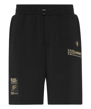 Deze cargoshorts combineren atletische functionaliteit met een stoere streetwear twist. Perfect om te combineren met statement T-shirts of oversized hoodies voor een moderne, urban look.    Grafische prints voegen dynamische merkflair toe   Zachte katoenmix zorgt voor comfort en flexibiliteit   Elastische tailleband met trekkoord voor een pasvorm op maat   Zijzakken en cargo details voor extra gebruiksgemak   Een relaxte maar edgy toevoeging aan je zomer- of off-duty garderobe