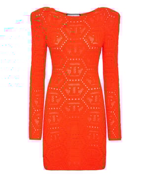 La singularidad y el estilo también pueden encontrarse en un vestido. Eche un vistazo a esta versión enfundada, confeccionada con un suave hilo de mezcla de algodón fluorescente. Descubra más.   Punto de mezcla de algodón   Monograma de punto de encaje por toda la prenda    Hombros acolchados   Dobladillos de punto elástico