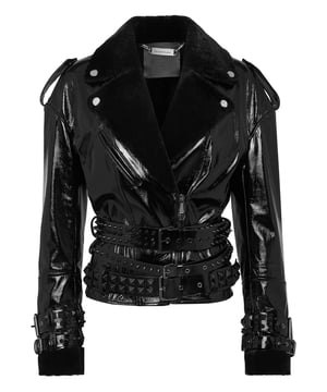 Libere su espíritu rockero y explora nuevos looks con el perfecto de cuero que hemos diseñado para esta temporada. Fíjese en los detalles.   Suave charol   Cuello y puños de piel   Tres correas con tachuelas y hebilla en la cintura   Tiras con tachuelas y hebillas en los puños   Cremallera metálica en la parte delantera y bolsillos   Forro de piel