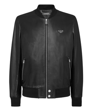 Permítenos sugerirte un estilo contemporáneo   nuestra chaqueta bomber de napa suave.   Un elemento de la marca en el pecho izquierdo   Cierre de cremallera   Bolsillos con cremallera   Cuello y dobladillos de punto elástico.