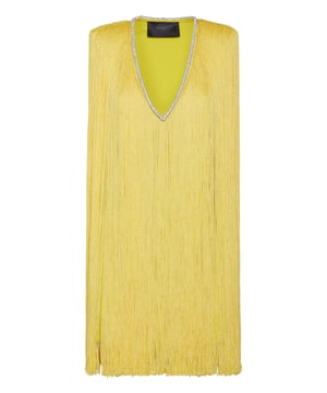 Als je van glamour houdt, raden we je deze unieke en originele avondjurk aan. Ontdek de verzorgende details.   Jersey met rayon kwastjes   V-hals met sierrand   Ritssluiting opzij   Gewatteerde schouders
