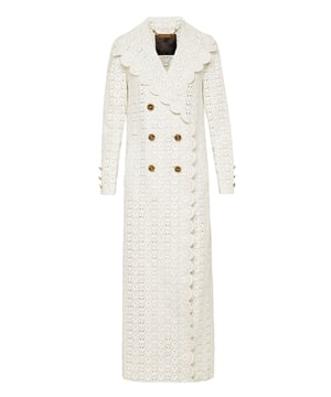 Dieser Trenchcoat aus Leder mit Lochstickerei-Besatz in voller Länge verbindet Romantik mit Rock-Attitüde. Sehen Sie, wie die figurbetonte Form durch die zweireihige Schmuckknöpfen hervorgehoben wird. Zwei Pattentaschen. Innenfutter.