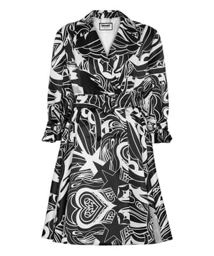 Elegancia y singularidad: he aquí el must de esta temporada. Le proponemos este trench de raso duquesa con carácter fuerte. Mire los detalles.   Satén duquesa con estampado de circo tribal   Cruzado con botones forrados.   Cinturón con hebilla   Solapa de pico   Mangas 3/4   Bolsillos abiertos   El corte acampanado añade volumen y movimiento.   Revestimiento interior