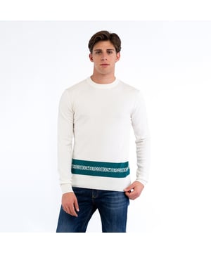 Eleganz und sportlicher Stil treffen in den Herrenhemden von BIKKEMBERGS aufeinander. Sie sind aus hochwertigen Materialien gefertigt, bieten eine moderne Passform und unverwechselbare Details, die die urbane Seele der Marke widerspiegeln.