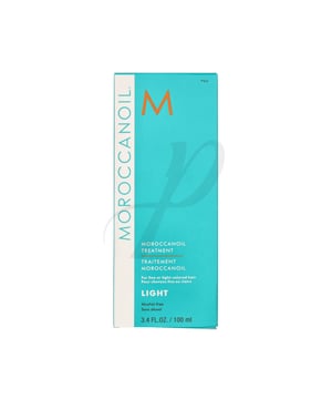 El tratamiento LIGHT de aceite para cabello fino y de tonos claros de MOROCCANOIL es una solución multifuncional que brinda suavidad y luminosidad al cabello tratado, especialmente en rubios y platinos. Su fórmula contiene Aceite de Argán, que ayuda a nutrir el cabello desde la raíz hasta las puntas.   Este aceite es versátil y se puede emplear para distintas finalidades: como acondicionador, para estilizar o como toque final. Pionero en el uso de Aceite de Argán, ofrece múltiples ventajas, entre ellas:  - Facilita el peinado. - Incrementa el brillo. - Desenreda y suaviza el cabello. - Reduce el tiempo de secado. - Proporciona una profunda nutrición.  Gracias a su rica composición en antioxidantes y vitaminas, es el aliado ideal para mantener el cabello saludable, aportándole belleza, fuerza y protección.
