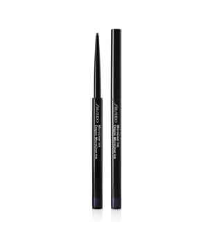 Die ultrafeine Spitze des Eyeliners sorgt für eine unverwechselbare Präzision in der Anwendung und ermöglicht einen perfekt geschwungenen Lidstrich. Die schwerelose Textur gleitet über die Haut und lässt sich spielend leicht auftragen. Das thermosensorische Gel des MicroLiner Ink verwandelt sich bei Hautkontakt in eine tuscheähnliche Textur und ermöglicht somit einen ultrafeinen Lidstrich. Ein Eyeliner für höchste Präzision mit hoher Pigmentierung und langanhaltendem, wasserfestem und mattem Finish, welches bis zu 24 Stunden lang hält. Inspiriert wurde der MicroLiner Ink von den Sumi-Tintenstiften, die in der traditionellen japanischen Kalligrafie verwendet werden. Erhältlich in 5 Farbnuancen. Das Produkt wurde dermatologisch und augenärztlich getestet.