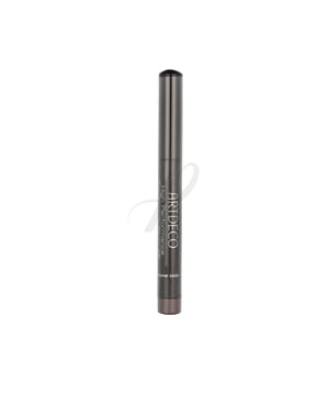 ¡Presentamos el High Performance Eyeshadow Stylo de ARTDECO! Esta fórmula asombrosamente versátil es suave, ligera y de alta pigmentación, lo que te permite utilizarla como sombra de ojos, delineador o kajal.   **Beneficios:** Este aplicador lo tiene todo para resaltar tu mirada. La sombra se seca rápidamente, garantizando un acabado duradero y resistente al agua, sin correr ni amontonarse en el pliegue del párpado. Puedes elegir entre una amplia variedad de colores, desde acabados semimates hasta brillantes tones perlados. Su textura cremosa y suave hace que su aplicación sea rápida y fácil de difuminar. Ahora, incluso las más principiantes podrán lograr un efecto ojos ahumados en cuestión de minutos, con resultados que se mantienen impecables hasta por 10 horas. Además, el aplicador incluye un práctico afilador integrado. ¡Un verdadero imprescindible en tu kit de maquillaje!