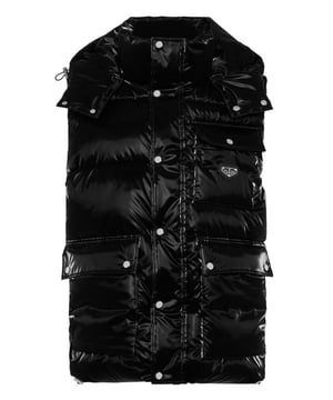 Eleva tus prendas de abrigo con este chaleco de nailon de alto brillo, confeccionado para ofrecer calidez y estilo. Ideal para llevar a capas, es una prenda versátil que complementa tanto looks informales como deportivos.    Exterior de nailon brillante para un look atrevido y contemporáneo.   Relleno de poliéster para un aislamiento ligero y comodidad.   Bolsillos frontales funcionales para mayor utilidad y estilo.   Cierre de botón a presión para una fácil superposición y un ajuste seguro.   Perfecto para el clima de transición, ofreciendo estilo con calidez práctica.