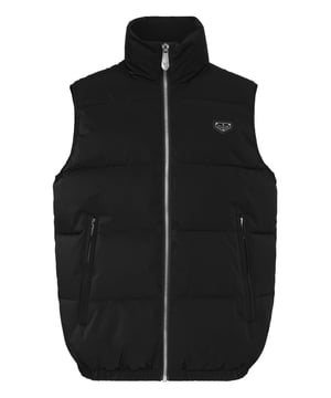 Dit veelzijdige nylon vest combineert stijl met functionaliteit en biedt een ideale laag voor de tussenseizoenen of extra warmte zonder de bulk.    Gemaakt van duurzaam polyester voor veerkracht en waterbestendigheid.   Licht gewatteerd met polyester vulling voor essentiële warmte.   Hoge kraag en ritssluiting om te beschermen tegen de wind.   Zakken met rits voor het veilig opbergen van benodigdheden.   Perfect voor laagjes over truien of hoodies voor een eigentijdse, casual look.