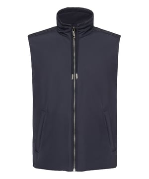 Añada el toque billonario a su atuendo. Esta cazadora bomber sin mangas está confeccionada en nailon. Eche un vistazo a sus detalles distintivos.   Tejido de nailon   Cuello con cordón   Minúscula tachuela metálica en forma de escudo en el lazo para colgar en el canesú   Cierre de cremallera   Dos bolsillos con aberturas   Interior acolchado   Forro interior