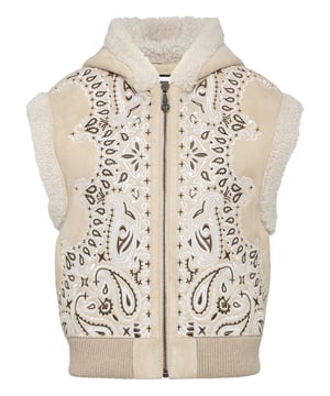Ontdek de stijl van Plein met deze mouwloze jas van schapenvacht met capuchon. Bekijk de kenmerkende Paisley Bandanna details.   Paisleypatroon in bandanna-stijl geborduurd omgekeerd lam   De iconische doodskop geborduurd op de rug   Ritssluiting   Twee steekzakken   Bontrand afwerking   Ribgebreide onderboord