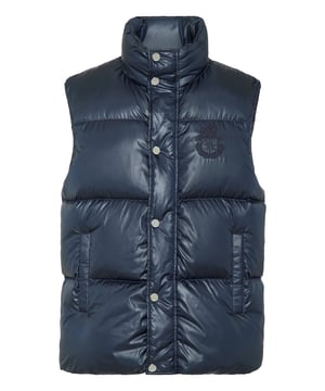Este elegante chaleco de nailon combina la sofisticación urbana con una calidez excepcional, lo que lo convierte en un básico versátil para las temporadas de transición o para vestir a capas en climas más fríos.    Exterior de nailon de primera calidad para una mayor durabilidad y una estética elegante.   Lujoso relleno de 90% de plumón de ganso y 10% de plumas de ganso para un aislamiento superior.   Diseño de cuello alto con cierres a presión para sellar el calor.   Detalle de escudo bordado que añade un toque de refinamiento.   Bolsillos laterales funcionales para mayor practicidad y comodidad.