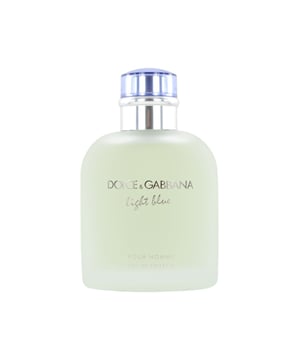 LIGHT BLUE POUR HOMME representa la esencia pura de disfrutar la vida y el arte de la seducción. Evoca la vibrante energía del sol mediterráneo. Este Eau de Toilette comienza con acordes revitalizantes de bergamota, una mandarina dulce que ha madurado al calor siciliano, cáscara de pomelo frío y un toque de enebro fragante. En su núcleo, la pimienta de Sichuan y el sensual palo de rosa aportan un carácter masculinidad, mientras que en su base, una sutil combinación de madera de almizcle americano, incienso y musgo de roble ofrece una sensualidad inherente. El diseño del frasco de Dolce&Gabbana Light Blue Pour Homme fusiona el estilo clásico que recuerda el envase de Dolce&Gabbana Pour Homme con la modernidad y frescura de un vidrio matizado y un tapón de tono azul celeste.