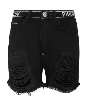 con cristales  Si quiere ser original, le recomendamos estos hot pants de denim lavado a la piedra con cinco bolsillos, desgaste localizado y detalles preciosos. Descubra más.  Denim usado lavado a la piedra  Roturas y desgaste  Marca de diamantes de imitación en la cintura  PP Hexagon en un parche de cuero saffian cosido en el bolsillo trasero derecho  Botón joya de metal único  Dobladillos inferiores deshilachados y sin rematar