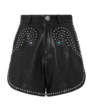 Atrevase a ser atrevido con estos hot pants. Están confeccionados en cuero tamborado para darles ese toque extra.   Piel procesada vintage con tachuelas y strass de colores.   Dos bolsillos con aberturas en los laterales y dos de parche en la parte trasera   Un solo botón joya de metal