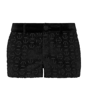 Estos shorts de terciopelo con monograma redefinen el estilo informal con un toque atrevido y lujoso, perfectos con un blazer recortado o una prenda de punto oversize para un look diurno y nocturno seguro de sí mismo.   El devoré de terciopelo de felpa eleva la textura con riqueza táctil.   La silueta mini a medida ofrece un ajuste elegante y esculpido   Los detalles de monograma en toda la prenda añaden un toque distintivo   Acabado refinado ideal para un estilo casual de lujo    Una base de declaración para la ropa de calle elevada o maridajes por la noche
