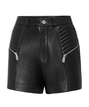 Atrévase a ser vanguardista con estos hot pants de napa suave.   Napa con detalles acolchados   Dos bolsillos con cremallera y uno con abertura en la parte trasera   Botón de presión