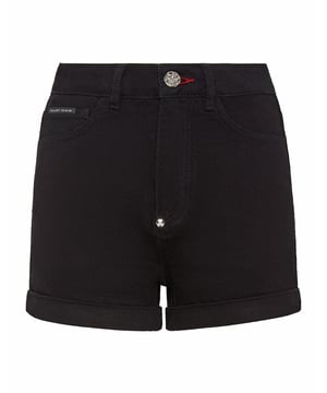 Pantalones cortos de 5 bolsillos en denim elástico lavado a la piedra que presentan rasgaduras y desgaste. El Hexágono PP en un parche de cuero saffiano está cosido en el bolsillo trasero derecho. Cierre con un solo botón metálico. Bajo remangado.